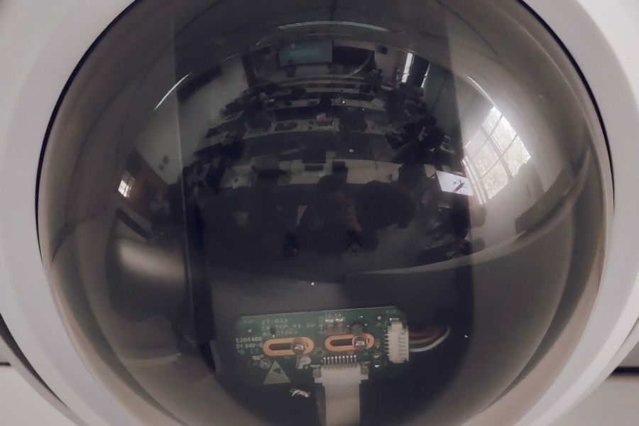 镜头有污渍、水痕，画面发虚模糊